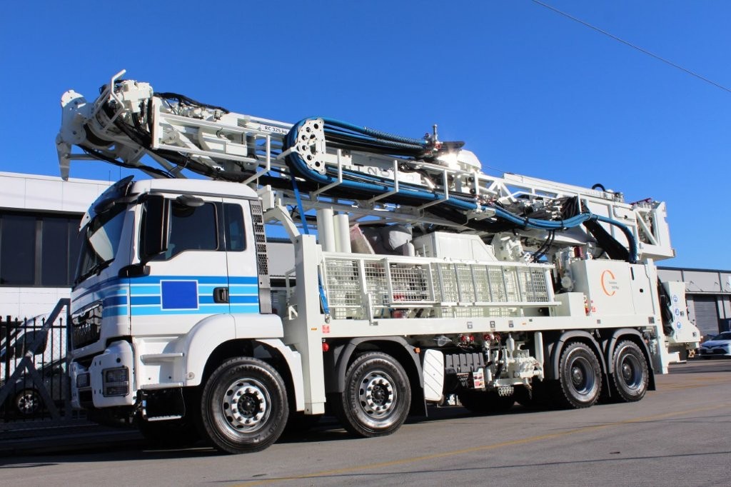 Custom hydraulic pump drive solution for a drill rig